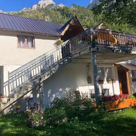 Bujtina Arturi Guest house Valbone