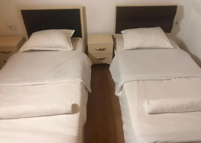 Bujtina Arturi 3* 瓦勒博内